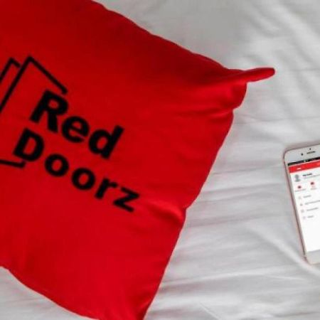 Отель Reddoorz @ Wiyung 3 Сурабая Экстерьер фото