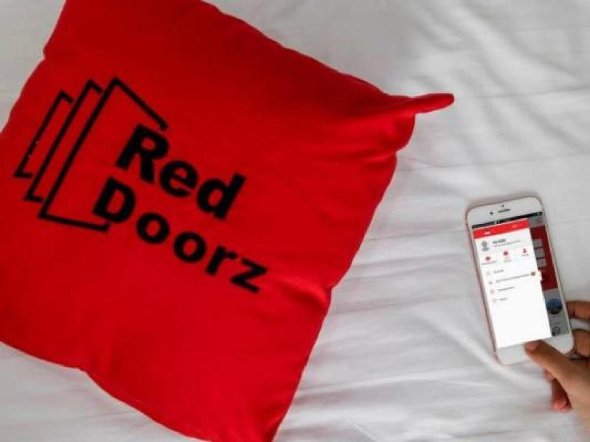 Отель Reddoorz @ Wiyung 3 Сурабая Экстерьер фото